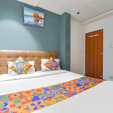 سورات Nidhivan Hotel And Rooms المظهر الخارجي الصورة