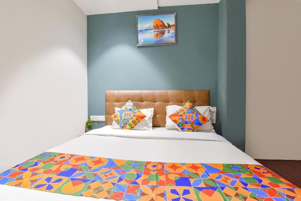 سورات Nidhivan Hotel And Rooms المظهر الخارجي الصورة